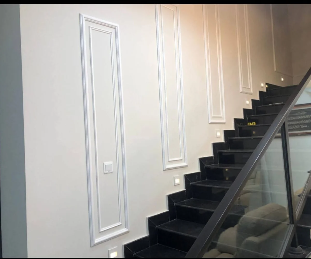 Wall moulding design on staircase wall in a Karachi home by Identity Interior