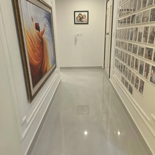 reef-tower-2-gallery-wall-hallway